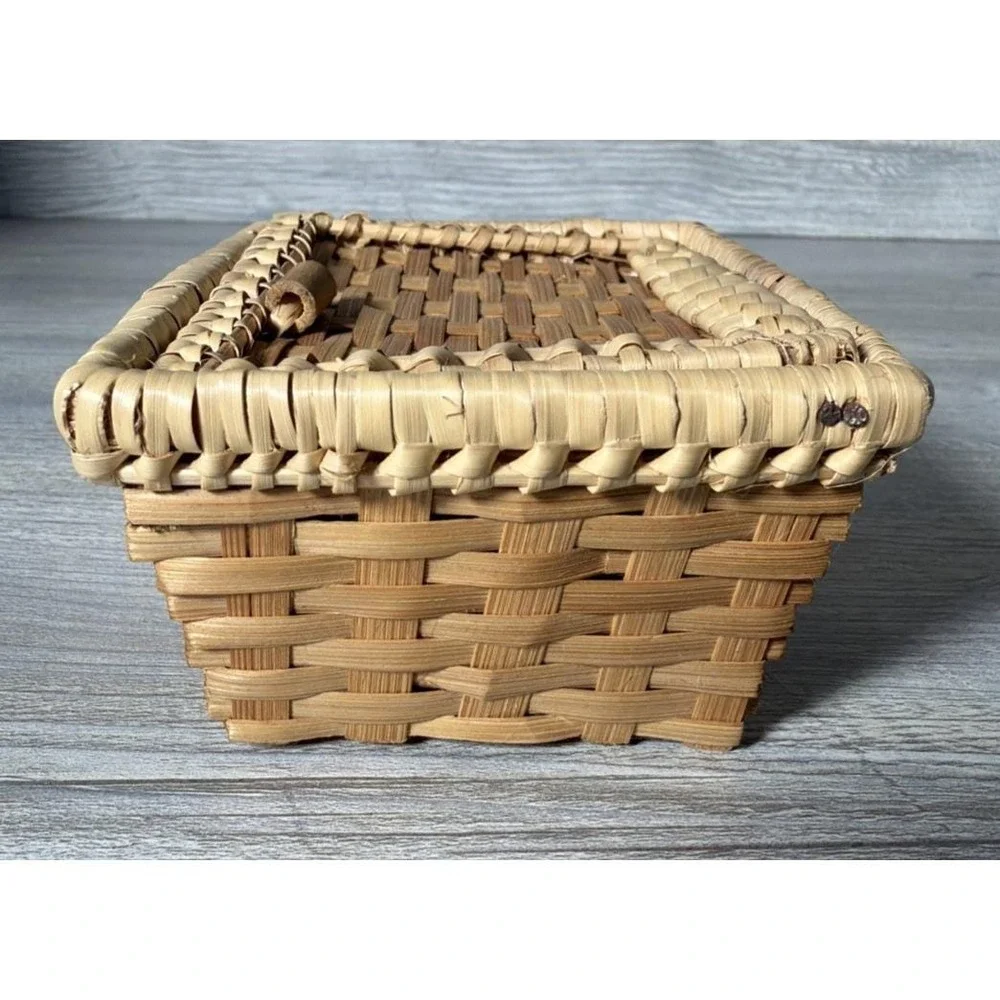 Small Vtg Hand Woven Bamboo Pandan Leaves Lidded Basket Bali Indonesian Trinkets
